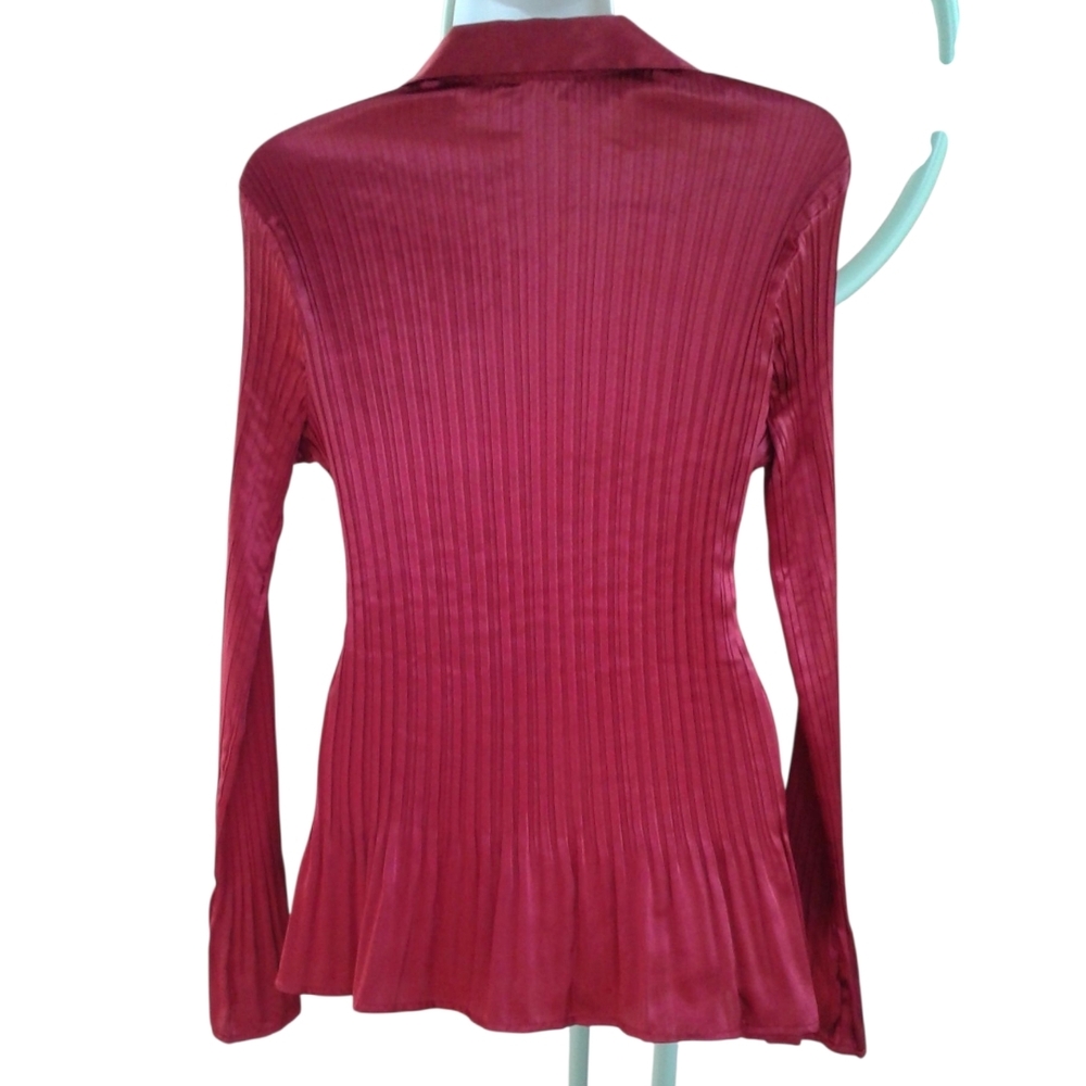 Tailor B. Moss V Neck Red Pleated Button-Down Bell Sleeved Shirt - Picture 2 of 10